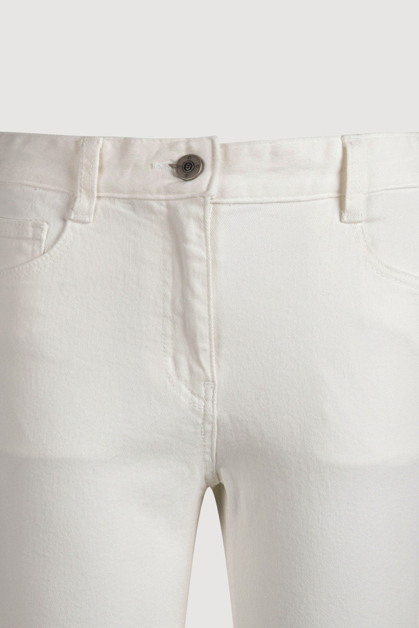 아이보리 컬러의 Back Banding 데님 제깅스 팬츠입니다. 슬림핏으로 떨어지는 긴 기장의 여성용 바지로, 캐주얼, 미니멀, 클래식한 스타일을 연출하기 좋습니다. 뒷밴딩 처리로 편안한 착용감을 선사하며, 앞 중심 지퍼, 로고 캔톤, 리벳 디테일, 뒷포켓 텍스처 등 섬세한 디자인 요소가 돋보입니다. 데님 소재 특유의 신축성 있는 촉감으로 사계절 내내 활용 가능하며, 출근룩으로도 잘 어울립니다. 무지 디자인으로 다양한 상의와 손쉽게 매치할 수 있습니다.
