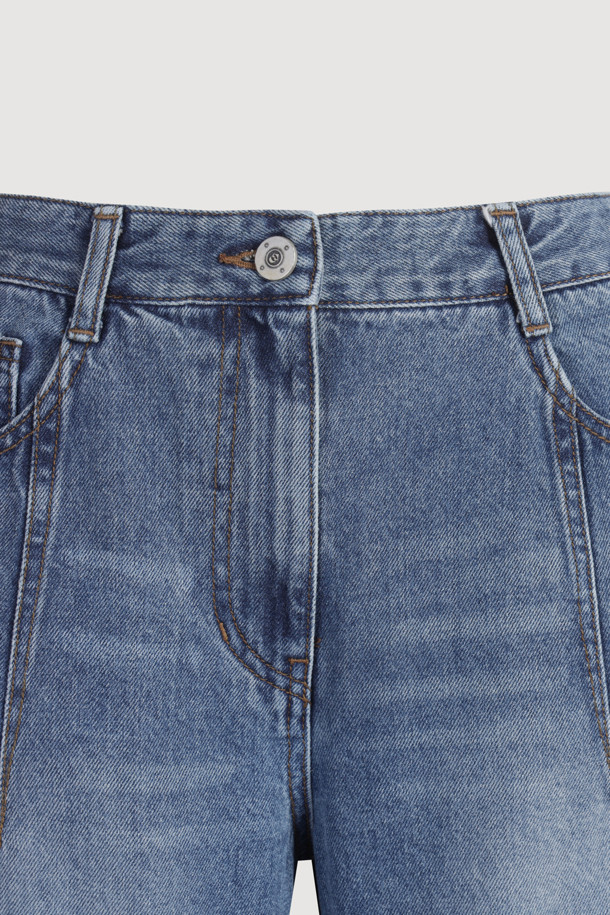 [Re-Order] 세미 와이드 데님 팬츠는 여성들을 위한 데님 팬츠입니다. 봄, 여름, 가을 계절에 활용하기 좋으며, 캐주얼하고 베이직한 스타일을 연출할 수 있습니다. 넉넉한 와이드 핏과 맥시 기장으로 편안하면서도 스타일리시한 실루엣을 선사합니다. 럭키슈에뜨 로고 캔톤과 리벳 디테일, 개발 스티치 자수 등 섬세한 디테일이 돋보이며, 데이트룩이나 봄 소풍룩에 매치하기 좋습니다. 미니멀, 클래식 스타일을 즐겨 입는 분들께 추천합니다.
