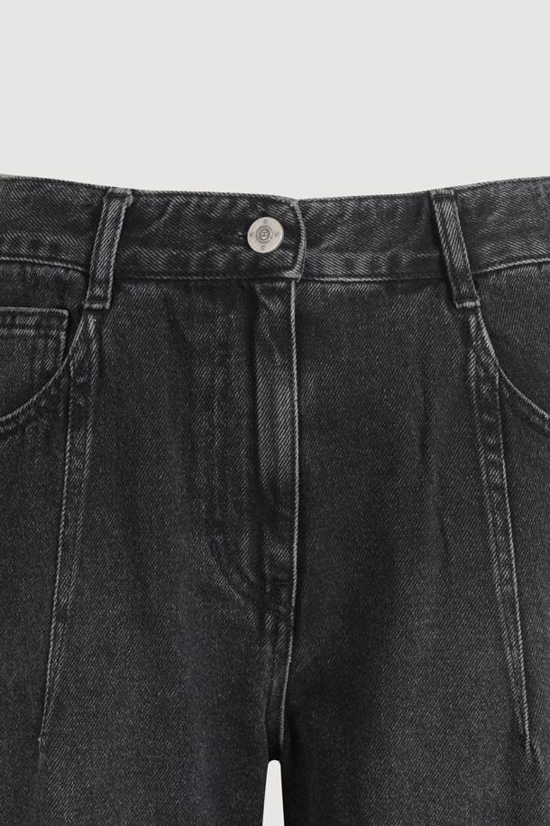 [Re-Order] 세미 와이드 데님 팬츠는 다크 그레이 컬러의 여성 데님 팬츠입니다. 봄, 가을에 어울리는 중간 두께감과 와이드핏으로 편안한 착용감을 선사합니다. 럭키슈에뜨 로고 캔톤과 리벳 디테일, 개발 스티치 자수가 돋보이며, 캐주얼, 미니멀, 클래식 스타일을 모두 아우르는 디자인입니다. 데이트룩, 출근룩 등 다양한 TPO에 활용 가능하며, 어떤 상의와도 쉽게 매치하여 멋스러운 스타일을 연출할 수 있습니다.
