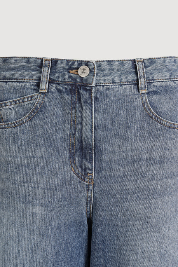 세련된 스타일을 연출하는 Back 리본 포켓 데님 팬츠(블루)입니다. 여성 의류로, 캐주얼, 미니멀, 클래식 스타일을 모두 아우르는 디자인입니다. 봄, 가을에 어울리는 긴 기장의 스트레이트 핏 데님 팬츠로, 옆라인 커브 실루엣과 뒷포켓 리본 디테일이 돋보입니다. 앞중심 지퍼 클로징과 로고 캔톤, 리벳 장식으로 포인트를 더했습니다. 레귤러핏으로 제작되어 편안한 착용감을 선사합니다.
