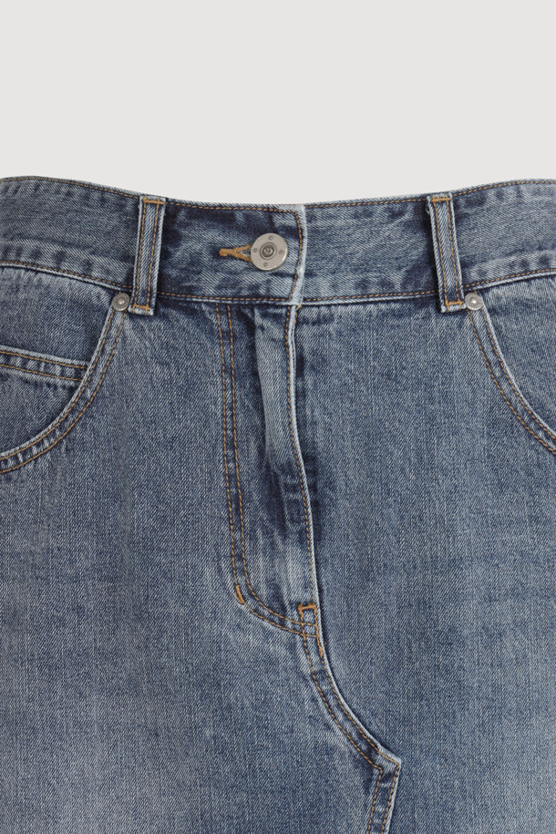 포켓 리본 포인트 데님 롱 스커트 (블루)는 캐주얼, 미니멀, 클래식 스타일을 즐겨 입는 여성분들을 위한 아이템입니다. 봄, 가을에 어울리는 두꺼운 데님 소재로 제작되어 뻣뻣한 촉감이 특징이며, 세미핏 A라인으로 편안하면서도 세련된 실루엣을 연출합니다. 허리 부분의 앞중심 지퍼 디테일, 로고 캔톤, 리벳, 레이스 테이프, 리본, 포켓, 자수 디테일이 돋보이며, 앞 절개 라인 워싱 포인트가 유니크함을 더합니다. 데이트룩, 봄 소풍룩에 매치하여 당신만의 개성을 표현해보세요.
