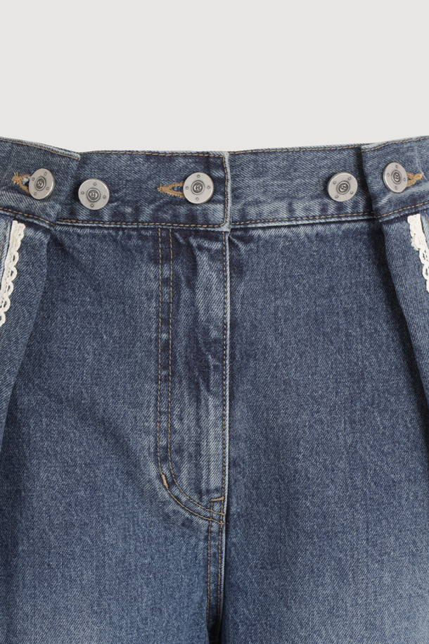 테이프 포인트 데님 팬츠(블루)는 캐주얼, 미니멀, 클래식 스타일을 아우르는 여성 데님 팬츠입니다. 봄, 가을에 어울리는 긴 기장의 스트레이트 핏 바지로, 옆라인 커브 실루엣과 앞 절개라인 워싱이 특징입니다. 앞 중심 지퍼와 로고 캔톤, 허리 캔톤 장식이 더해져 디테일을 살렸으며, 레이스 테이프 포인트가 돋보입니다. 뒤판 개발 텍션지와 뒤 포켓 자수 디자인으로 밋밋함을 덜어 데이트룩, 봄 소풍룩에 제격입니다.
