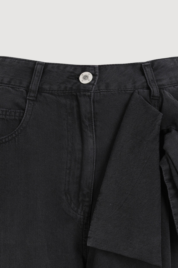 [Re-Order] [아뜰리에] 리본 포인트 데님 팬츠는 여성들을 위한 캐주얼 스타일의 블랙 데님 팬츠입니다. 사계절 내내 착용 가능하며, 맥시 기장의 와이드핏으로 편안함을 선사합니다. 허리 부분의 리본 포인트가 돋보이며, 앞중심 지퍼와 로고 캔톤, 리벳, 뒷포켓 자수 디테일이 더해져 디자인의 완성도를 높였습니다. 데이트룩, 모임룩 등 다양한 TPO에 활용 가능하며, 미니멀, 클래식 스타일을 즐겨 입는 분들께 추천합니다. 이염에 주의하여 관리해주세요.
