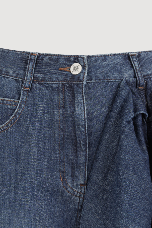 [Re-Order] [아뜰리에] 리본 포인트 데님 팬츠는 여성용 데님 팬츠로, 봄/가을 계절에 어울리는 캐주얼 스타일의 와이드핏 맥시 기장 바지입니다. 블루 컬러의 무지 데님 소재로 제작되었으며, 리본 디테일이 포인트로 더해져 여성스러운 느낌을 줍니다. 지퍼 클로징 방식이며, 로고 캔톤, 리벳 장식, 뒷면 개발 텍션지, 뒷 포켓 자수 등 섬세한 디테일이 돋보입니다. 데이트룩, 모임룩, 캐주얼, 미니멀, 클래식 스타일을 연출하기 좋습니다.
