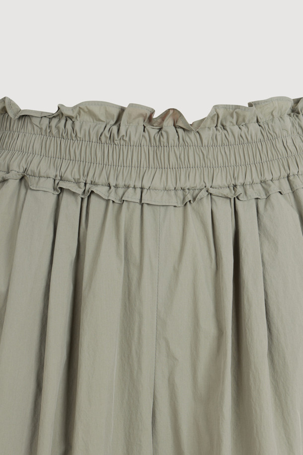 라이트 카키 컬러의 Tuck Point Wide Banding Pants는 여성용 와이드 팬츠입니다. 허리 턱과 셔링 디테일, 포켓 배색 스티치로 포인트를 더해 캐주얼하면서도 클래식한 무드를 선사하며, 봄, 여름 시즌 얇은 면 혼방 소재로 편안하게 착용 가능합니다. 루즈핏의 맥시 기장으로 웨어러블하게 연출할 수 있는 데일리 팬츠입니다.
