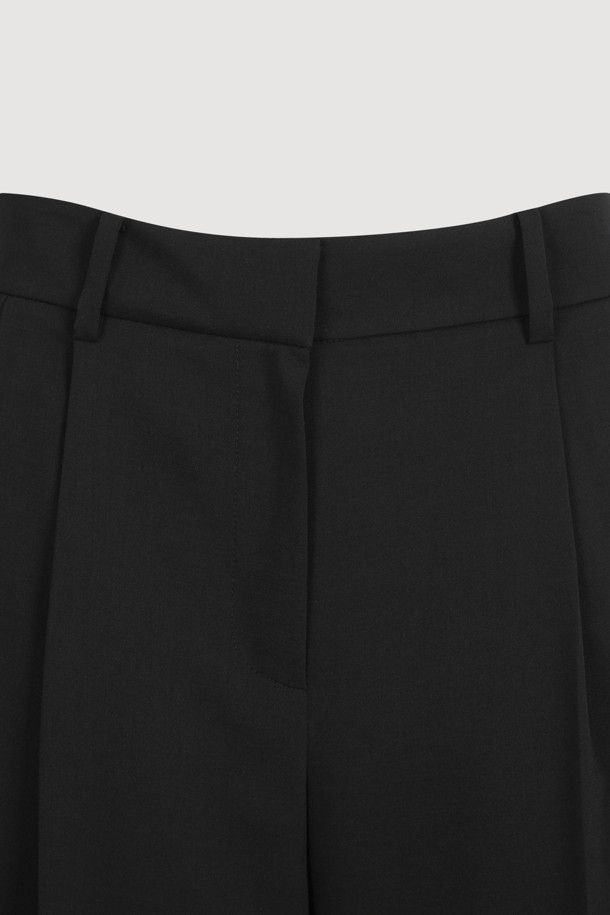 Tuck Point Back Banding Wide Pants (black)는 편안한 착용감을 선사하는 여성용 와이드 팬츠입니다. 앞 중심 지퍼와 턱 디테일로 세련된 포인트를 더했으며, 뒷 포켓 엠블럼 자수와 뒷밴딩 디자인으로 활동성을 높였습니다. 봄, 여름, 가을 3계절 활용 가능한 블랙 컬러의 맥시 기장, 베이직하고 캐주얼한 스타일의 웨어러블 아이템입니다.
