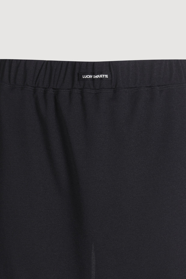 부드러운 저지 소재로 제작된 [Re-Order] Layered Skirt Jersey Banding Pants (black)는 캐주얼한 무드의 여성용 긴바지입니다. 맥시 기장의 부츠컷 디자인에 덧장 H라인 스커트가 레이어드 되어 세련된 스타일을 연출하며, 옆트임 디테일로 활동성을 더했습니다. 허리 밴딩 처리로 편안한 착용감을 제공하며, 사계절 내내 웨어러블하게 즐길 수 있는 아이템입니다.
