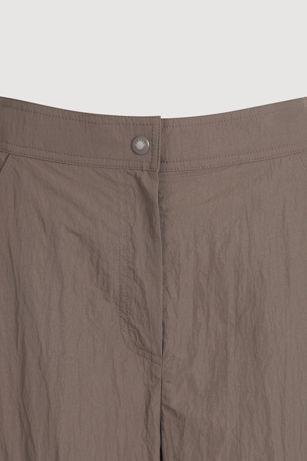 **Pocket Point Back Banding 조거 팬츠 (brown)**는 캐주얼한 스타일의 조거핏 바지로, 편안한 착용감을 선사합니다. 나일론 소재로 제작되어 바스락거리는 촉감이 특징이며, 뒤 허리 밴딩으로 활동성을 높였습니다. 밑단 스트링과 양옆 아웃포켓 디테일로 실용성을 더한 데일리 아이템입니다.
