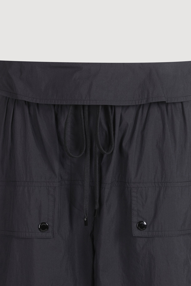 Obi Point Back Banding Pants (black)는 여성분들을 위한 캐주얼 와이드 팬츠입니다. 면 혼방 소재로 제작되어 봄, 여름 시즌에 시원하게 착용 가능하며, 허리 덧장 디테일과 뒷밴딩으로 편안한 착용감을 제공합니다. 루즈핏의 맥시 기장 블랙 컬러 무지 디자인으로, 다양한 상의와 매치하여 폭넓은 스타일을 연출할 수 있습니다.
