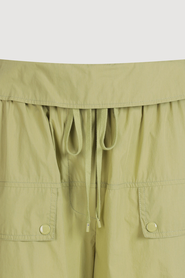 올리브 컬러의 Obi Point Back Banding Pants는 면 혼방 소재의 와이드 팬츠로, 봄, 여름에 시원하게 착용하기 좋습니다. 허리 덧장 디테일과 뒷밴딩으로 편안함을 더했으며, 루즈 핏과 맥시 기장으로 캐주얼한 스타일을 연출합니다. 데일리룩에 활용하기 좋은 무지 디자인의 와이드 팬츠입니다.
