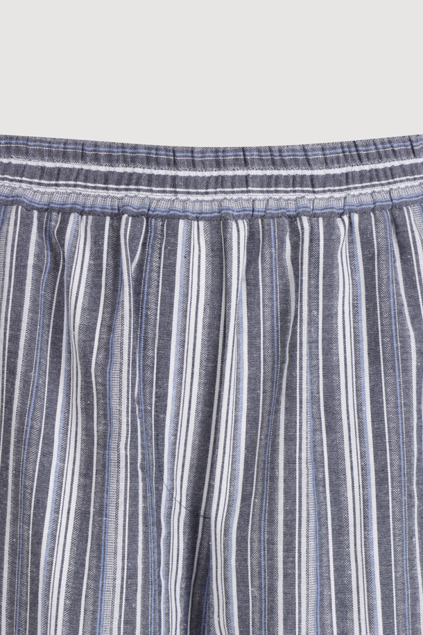 Stripe Mix Banding Pants (blue)는 시원한 여름을 위한 여성 와이드 팬츠입니다. 부드러운 면 소재에 서로 다른 스트라이프 패턴을 믹스하여 캐주얼한 스타일을 연출하며, 밴딩 허리 디자인으로 편안한 착용감을 선사합니다. 블루 컬러에 컬러 배색 스티치와 포켓 디테일이 더해져 디자인의 완성도를 높인 루즈핏 긴바지입니다.
