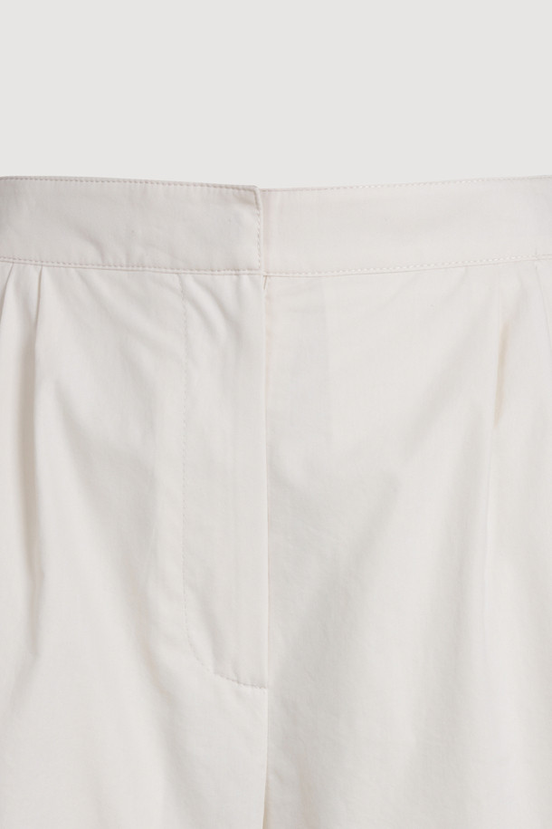 부드러운 면 소재의 Hem Frill Point Back Banding Pants (아이보리)는 편안한 착용감을 선사하는 여성 와이드 팬츠입니다. 밑단 프릴과 핀턱 디테일이 여성스러운 무드를 더하며, 바이오 워싱 가공으로 자연스러운 핏을 연출합니다. 뒷밴딩과 루즈핏으로 활동성을 높였으며, 봄, 여름 시즌 캐주얼룩에 활용하기 좋습니다.
