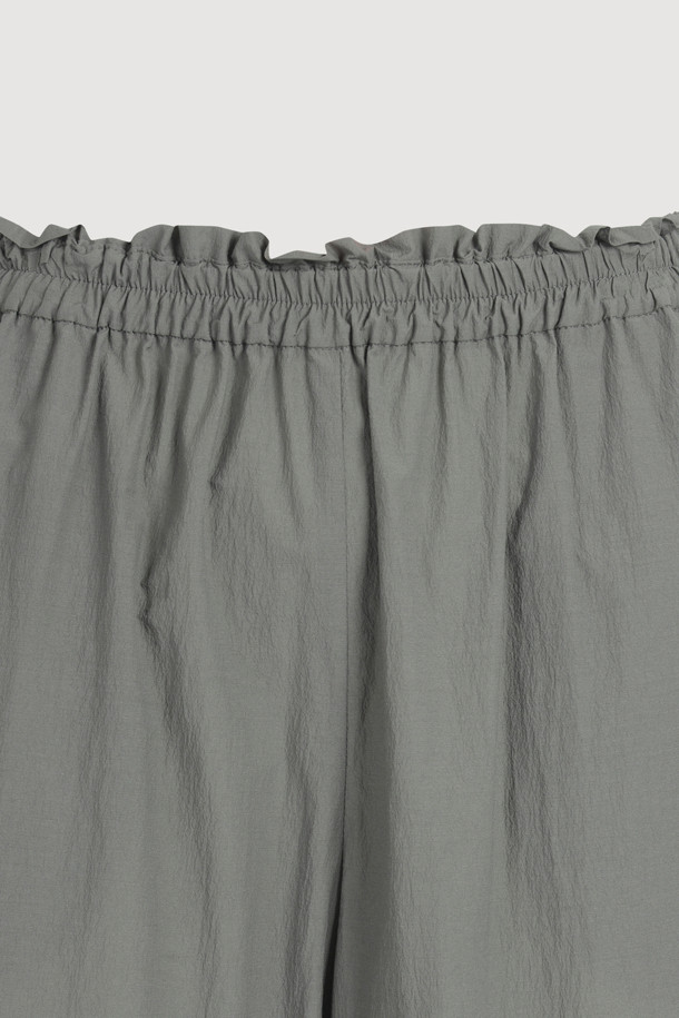 Frill Point Banding Pants (khaki)는 캐주얼한 스타일의 와이드 핏 팬츠입니다. 나일론 소재로 제작되었으며, 양옆 언밸런스 셔링 디테일과 워싱 가공으로 독특한 디자인을 더했습니다. 맥시 기장의 와이드 팬츠로, 허리 밴딩 처리되어 편안하게 착용할 수 있습니다.
