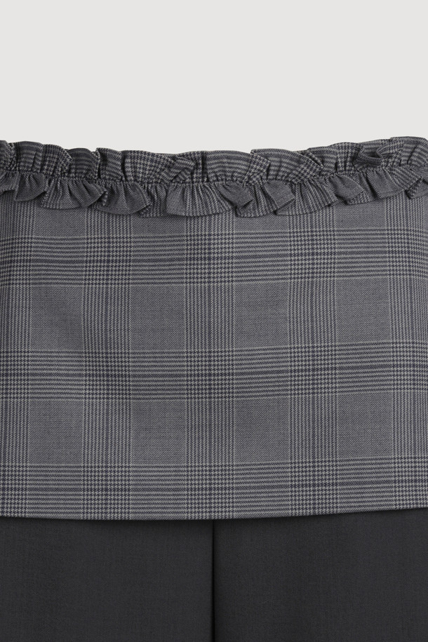 체크 레이어드 탈부착 팬츠 (다크 그레이)는 유니크하고 스마트 캐주얼 스타일을 선호하는 분들을 위한 바지입니다. 일자핏 맥시 기장으로, 탈부착 가능한 덧장 미니스커트와 러플 디테일이 특징입니다. 앞 중심 지퍼와 스냅 여밈으로 편안한 착용감을 제공하며, 폴리 및 울 혼방 소재로 제작되었습니다. 다크 그레이 컬러의 체크 패턴이 돋보이며, 동일 소재 자켓과 함께 코디하여 클래식, 미니멀, 시크한 스타일을 연출할 수 있습니다. 데이트룩, 모임룩, 카페룩 등 다양한 TPO에 활용하기 좋습니다.
