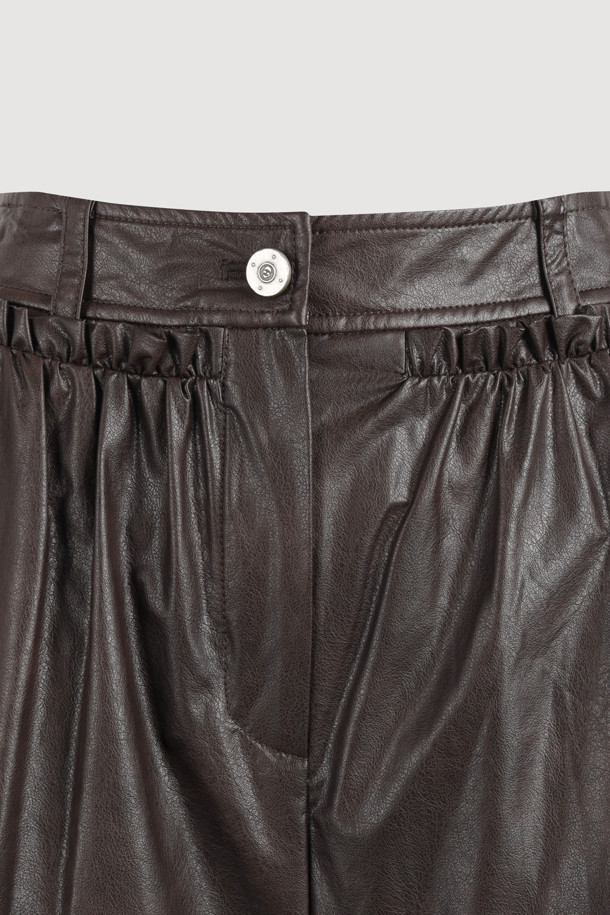 셔링 포인트 백 밴딩 페이크 레더 팬츠 (브라운)는 가을, 겨울 시즌 여성의 캐주얼, 시크, 미니멀 스타일을 완성하는 와이드 핏 가죽 팬츠입니다. 부드러운 촉감의 인조가죽 소재에 셔링 디테일과 뒷밴딩, 앞 중심 지퍼 디자인이 더해져 유니크하면서도 편안한 착용감을 제공합니다. 맥시 기장으로 다리 라인을 자연스럽게 커버하며, 브라운 컬러가 세련된 분위기를 연출합니다. 일상, 모임, 데이트 등 다양한 TPO에 활용하여 멋스러운 겨울 데일리룩을 연출해보세요. 루즈핏으로 편안함과 스타일을 동시에 잡았습니다.
