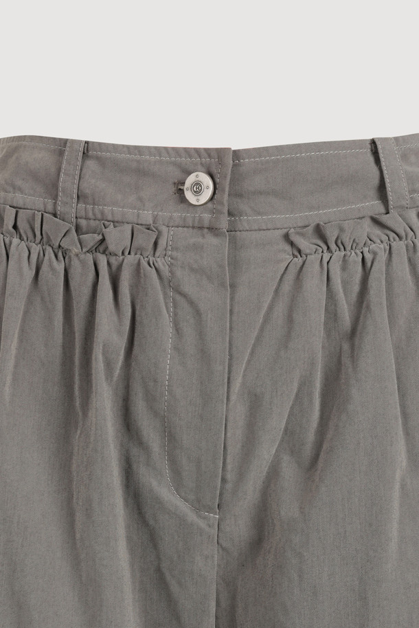 셔링 포인트 백 밴딩 코튼 팬츠 (카키)는 부드러운 면 소재로 제작되어 편안한 착용감을 선사합니다. 뒷밴딩 처리로 허리 부분의 편안함을 더했으며, 셔링 디테일로 포인트를 주어 캐주얼한 무드를 연출합니다. 와이드핏과 맥시 기장으로 다리가 길어 보이는 효과를 주며, 앞 중심 지퍼로 깔끔한 마무리를 더했습니다. 봄, 여름, 가을 계절에 동네 마실룩이나 산책룩 등 편안한 일상 스타일을 완성하기 좋습니다.
