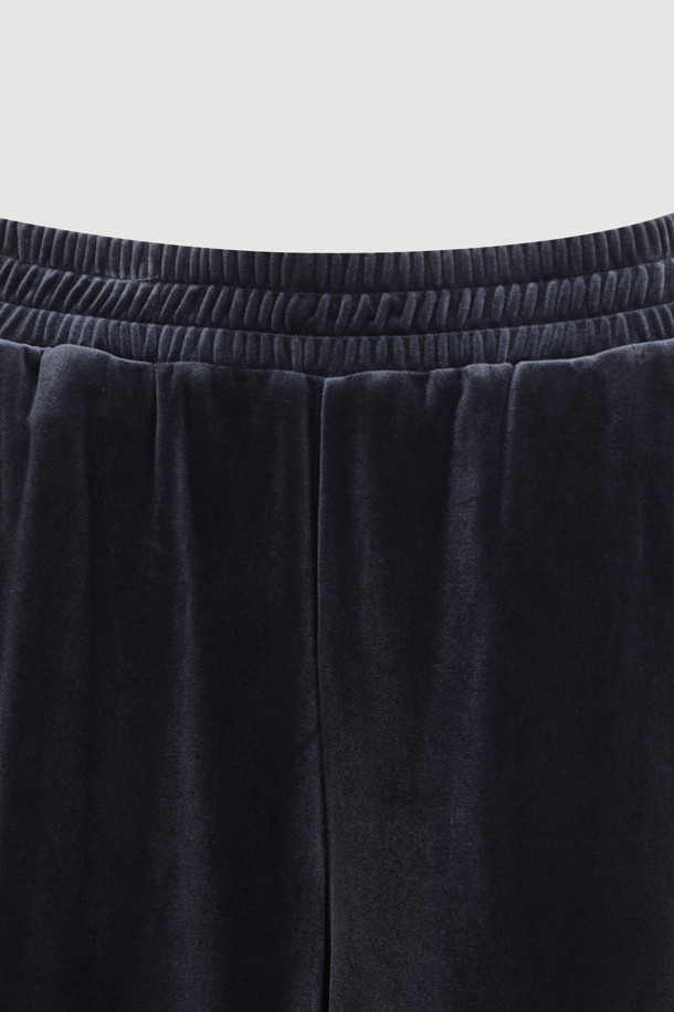 [Re-Order] 사이드 컬러웨이 벨벳 밴딩 팬츠 (블루)는 부드러운 벨벳 소재로 제작되어 포근한 착용감을 선사하는 유니섹스 와이드 핏 팬츠입니다. 가을, 겨울 시즌에 어울리는 두꺼운 두께감과 맥시 기장으로, 캐주얼 및 스트릿 스타일을 연출하기 좋습니다. 허리 밴딩으로 편안함을 더했으며, 사이드 배색 디테일과 컬러 스티치, 뒷 포켓으로 포인트를 더했습니다. 데일리룩, 집콕룩, 동네 마실룩 등 다양한 TPO에 활용할 수 있는 웨어러블한 디자인이 특징입니다. 루즈핏으로 편안하게 즐길 수 있는 아이템입니다.
