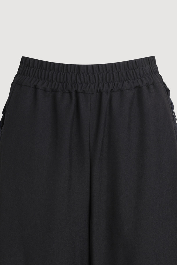 [Re-Order] 사이드 셔링 밴딩 팬츠 (블랙)는 캐주얼, 미니멀, 시크 스타일을 즐기는 분들을 위한 웨어러블 아이템입니다. 간절기에 적합하며, 부드러운 촉감의 폴리에스테르와 레이온 혼방 소재로 제작되었습니다. 허리 밴딩 처리로 편안한 착용감을 선사하며, 일자핏으로 다리 라인을 깔끔하게 잡아줍니다. 양옆 배색 셔링 디테일과 개발 로고 테이프가 디자인 포인트이며, 동네 마실룩이나 여행룩에 활용하기 좋습니다. 무지 디자인의 맥시 기장 블랙 컬러 밴딩 팬츠입니다.
