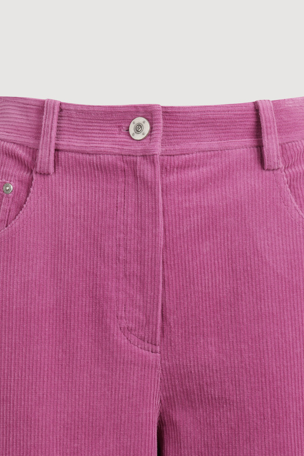 [Re-Order] 컬러 포인트 코듀로이 팬츠 (핑크)는 여성용 코듀로이 팬츠로, 가을과 겨울에 따뜻하게 입을 수 있습니다. 핑크 컬러의 무지 디자인에 테이퍼드 핏으로, 빈티지하면서도 캐주얼한 스타일을 연출합니다. 맥시 기장의 두꺼운 코듀로이 소재로 제작되었으며, 앞 중심 지퍼, 로고 캔톤, 리벳 장식, 뒤 포켓 자수 디테일이 특징입니다. 데이트룩, 모임룩 등 다양한 TPO에 활용 가능하며, 캐주얼, 클래식, 레트로 스타일을 즐기는 분들께 추천합니다.
