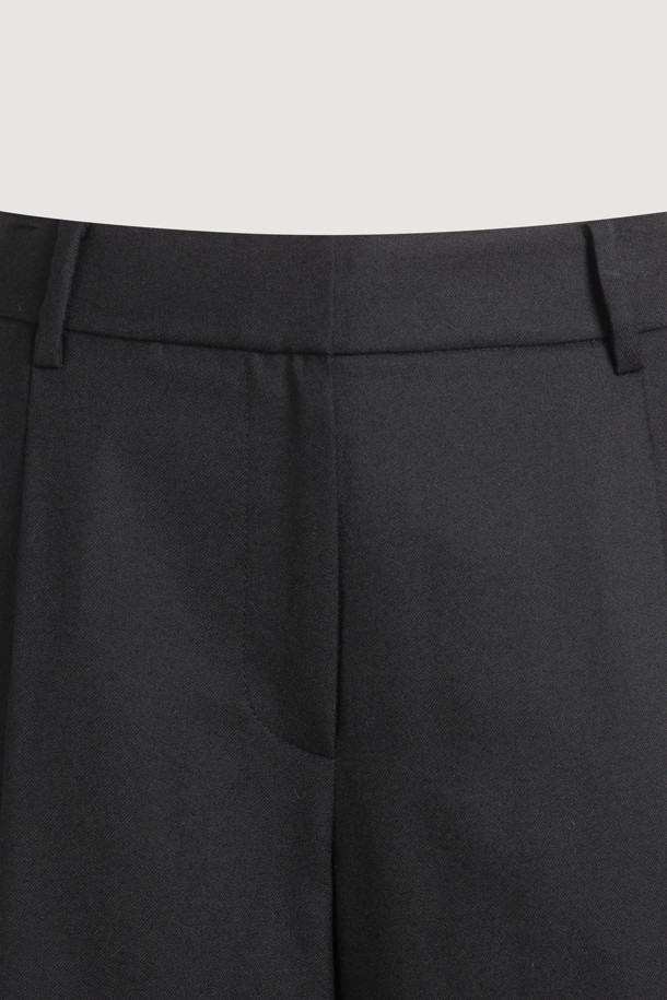 리본 포인트 울 와이드 팬츠 (블랙)는 여성스러운 실루엣을 완성하는 클래식 & 모던 스타일의 바지입니다. 고급스러운 울 100% 소재로 제작되어 부드러운 촉감과 두꺼운 두께로 따뜻하게 착용할 수 있습니다. 허리 배색과 턱 디테일이 특징이며, 루즈핏 와이드 디자인으로 편안하면서도 세련된 핏을 연출합니다. 

오피스룩, 모임룩, 겨울 데일리룩 등 다양한 TPO에 활용 가능하며, 미니멀, 시크 스타일을 즐기는 분들께 추천합니다. 지퍼 클로징과 리본 디테일이 섬세함을 더해줍니다. 맥시 기장의 무지 디자인으로 어떤 상의와도 쉽게 매치할 수 있습니다.
