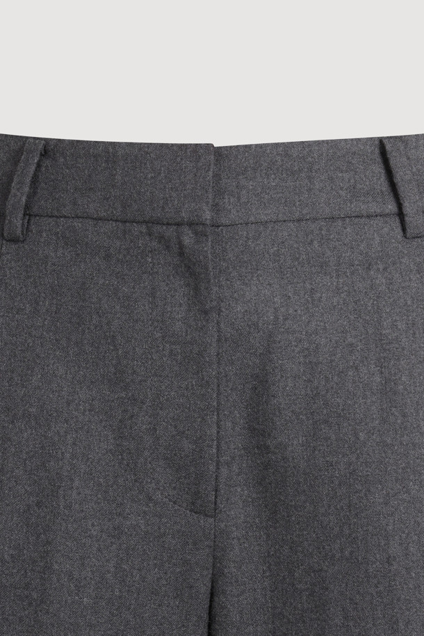 멜란지 그레이 컬러의 리본 포인트 울 와이드 팬츠는 가을, 겨울 시즌에 어울리는 여성 의류입니다. 넉넉한 와이드 핏과 두꺼운 두께감으로 포근하고 클래식한 스타일을 연출합니다. 허리 안쪽 배색과 턱 디테일이 특징이며, 리본 디테일로 여성스러움을 더했습니다. 지퍼 클로징으로 깔끔하게 마무리하며, 오피스룩, 모임룩, 겨울 데일리룩 등 다양한 TPO에 활용할 수 있습니다. 미니멀, 클래식 스타일을 즐기는 분들께 웨어러블한 아이템입니다.
