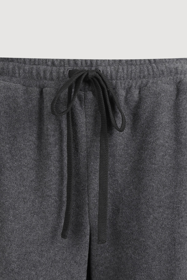 [Re-Order] 프릴 포인트 밴딩 팬츠 (grey)는 부드러운 플리스 소재의 와이드 핏 바지입니다. 톤 다운된 grey 컬러로 어떤 상의에도 쉽게 매치하여 캐주얼, 미니멀, 클래식 스타일을 연출할 수 있습니다. 허리 밴딩 처리로 편안한 착용감을 선사하며, 밑단 프릴 디테일이 여성스러운 포인트를 더합니다. 뒷 포켓 레터링 자수로 밋밋함을 덜었으며, 넉넉한 루즈핏과 긴 기장으로 가을, 겨울철 따뜻하게 즐겨 입기 좋습니다. 동일 소재 점퍼와 세트로 더욱 스타일리시하게 연출해 보세요. 집콕룩, 산책룩, 여행룩 등 다양한 TPO에 활용 가능합니다.
