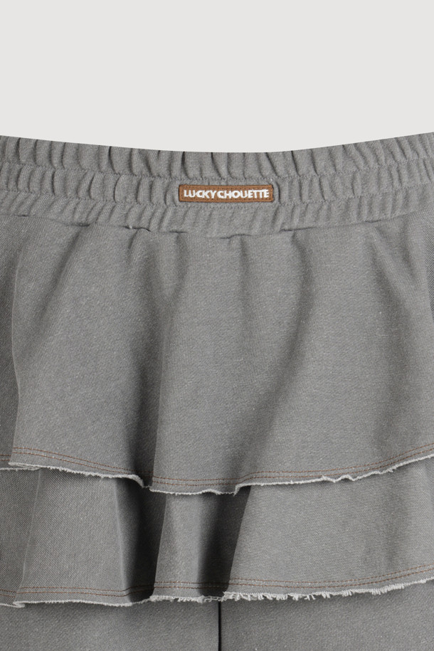 레이어드 스커트 져지 밴딩 팬츠 (그레이)는 캐주얼하고 미니멀한 스타일을 연출하는 여성 의류입니다. 부드러운 쮸리 소재로 제작되어 편안한 착용감을 선사하며, 봄, 가을에 적합합니다. 루즈핏의 긴 기장 바지로, 일상복뿐만 아니라 여행룩, 산책룩으로도 활용하기 좋습니다. 미니 스커트가 레이어드된 디자인과 허리 레터링 자수, 프릴 디테일이 포인트이며, 밴딩 처리로 편안함을 더했습니다. 여유 있는 핏으로 활동성을 높인 실용적인 아이템입니다.
