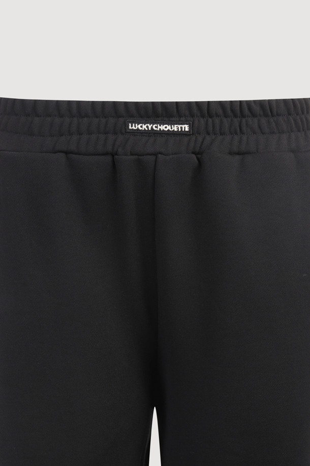 허리 테이프 져지 밴딩 팬츠 (블랙)는 캐주얼, 스트릿 스타일을 연출하기 좋은 밴딩 바지입니다. 일상, 집콕, 산책, 여행 등 다양한 상황에서 편안하게 착용할 수 있습니다. 양 사이드 절개 배색과 허리 레터링 자수, 장식 테이프 디테일이 돋보이며, 루즈핏으로 활동성을 높였습니다. 져지 소재로 제작되어 편안한 착용감을 제공하며, 웨어러블 아이템으로 활용도가 높습니다.
