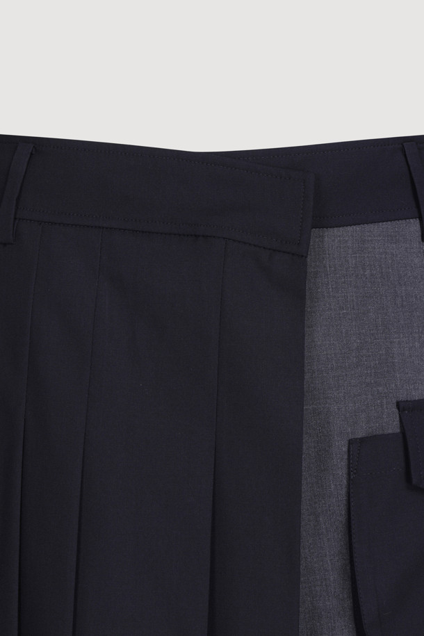 마테리얼 믹스 플리츠 쇼츠 (다크 네이비)는 유니크하면서도 클래식한 무드를 자아내는 여성 숏팬츠입니다. 부드러운 폴리에스터와 레이온 소재를 믹스하여 편안한 착용감을 선사하며, 무릎 위 기장의 A라인 핏으로 다리가 길어 보이는 효과를 줍니다. 스커트처럼 보이는 플리츠 디테일과 입체 포켓 디자인이 특징이며, 데이트룩, 카페룩, 모임룩 등 다양한 TPO에 맞춰 클래식, 미니멀, 걸리시 스타일을 연출할 수 있습니다. 간절기에 활용하기 좋은 아이템입니다.
