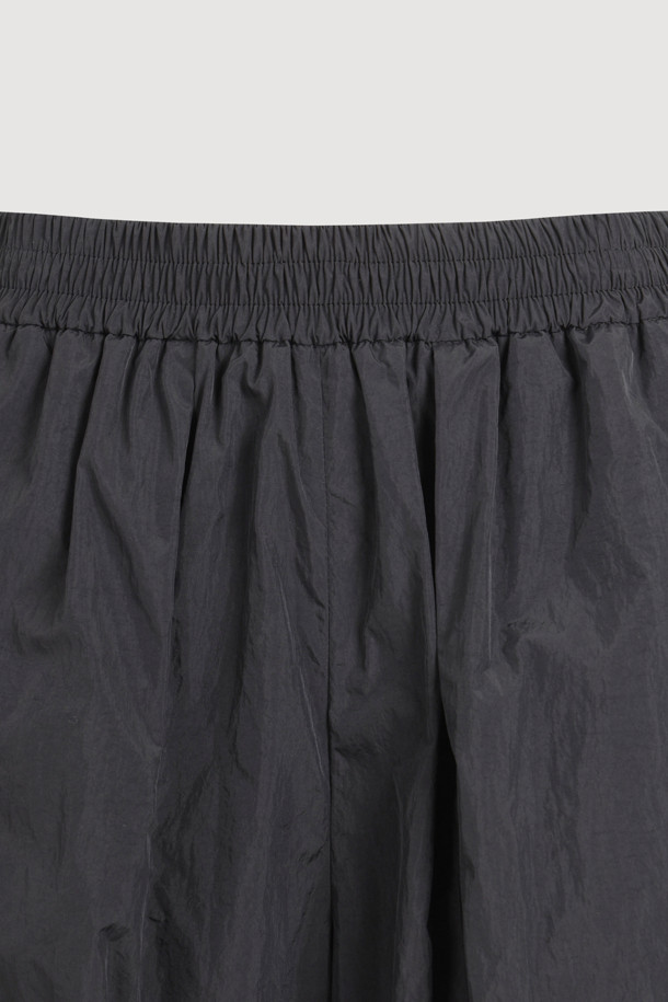 [Re-Order] 사이드 프릴 밴딩 미디 팬츠 (다크 블랙)는 캐주얼과 페미닌 무드를 동시에 연출하는 여성 미디 팬츠입니다. 다크 블랙 컬러의 무지 디자인으로 어떤 상의와도 잘 어울립니다. 루즈핏으로 편안한 착용감을 선사하며, 허리 밴딩과 사이드 프릴 디테일이 특징입니다. 동네 마실룩이나 가벼운 외출에 적합한 아이템입니다. 봄, 가을 시즌에 활용하기 좋은 스타일로, 미니멀한 룩을 연출하기 좋습니다.
