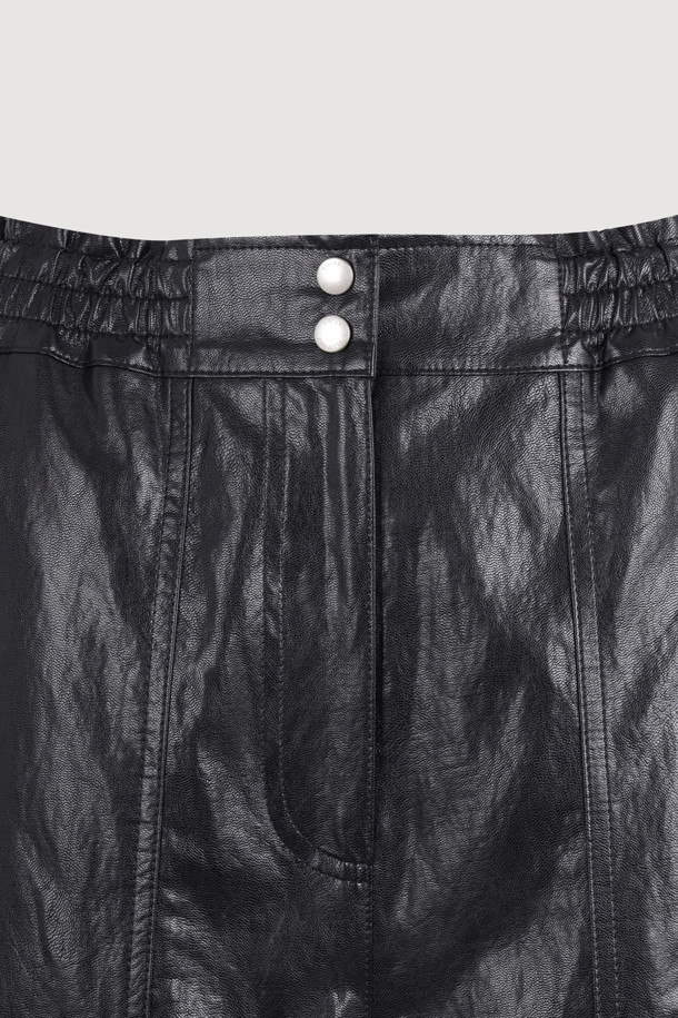 LUCKY CHOUETTE - 쇼트팬츠 - Fake Leather Back Banding Midi Pants (black)