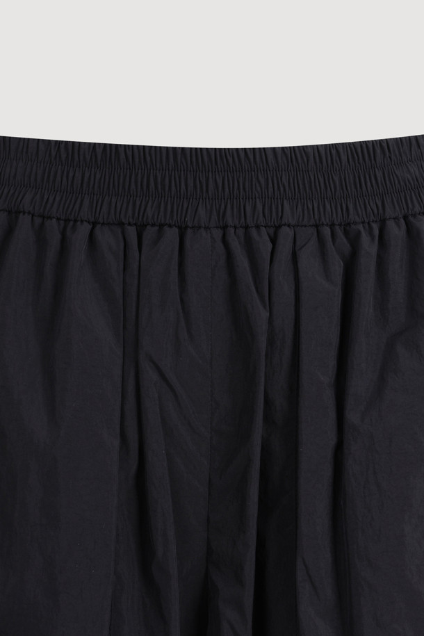 **[Re-Order] Side Frill Banding Midi Pants (black)는 캐주얼과 페미닌 무드를 동시에 연출하는 여성용 미디 기장의 바지입니다.** 다크 블랙 컬러에 루즈핏으로 여유로운 착용감을 선사하며, 사이드 프릴 디테일과 배색으로 포인트를 더했습니다. 밴딩 처리되어 편안하게 착용할 수 있으며, 사계절 내내 활용 가능한 웨어러블한 디자인이 특징입니다.
