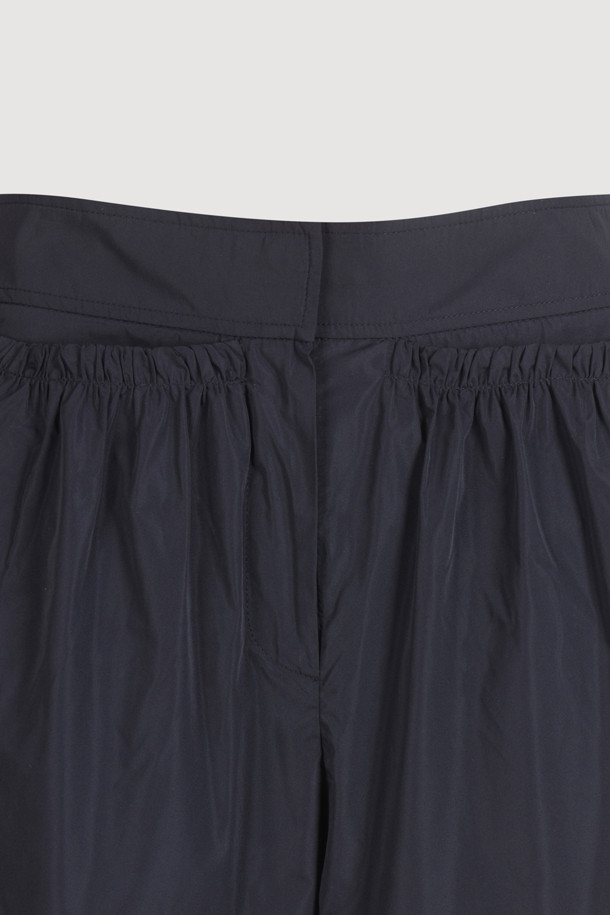 Pocket Point Shorts (dark navy)는 가볍고 시원한 착용감을 선사하는 여성용 숏팬츠입니다. 구김에 강한 폴리에스터 소재로 제작되었으며, 캐주얼한 스타일 연출에 용이합니다. 셔링 포켓 디테일과 앞중심 지퍼 디테일이 특징이며, 레귤러핏으로 편안하게 착용 가능합니다.
