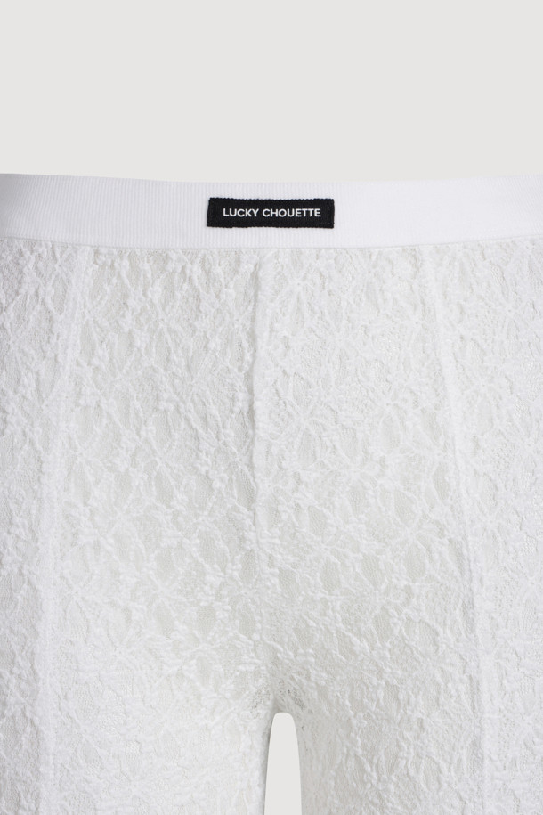 아이보리 컬러의 레이스 밴딩 레깅스는 봄, 여름 시즌 여성스러운 스타일을 연출하기에 완벽합니다. 7부 기장의 슬림핏 디자인으로, 허리 밴딩과 밑단 셔링, 앞 중심 라벨 디테일이 특징이며 레이스 소재 특유의 페미닌한 무드를 선사합니다. 다양한 상의와 레이어드하여 개성 있는 스타일을 완성할 수 있습니다.
