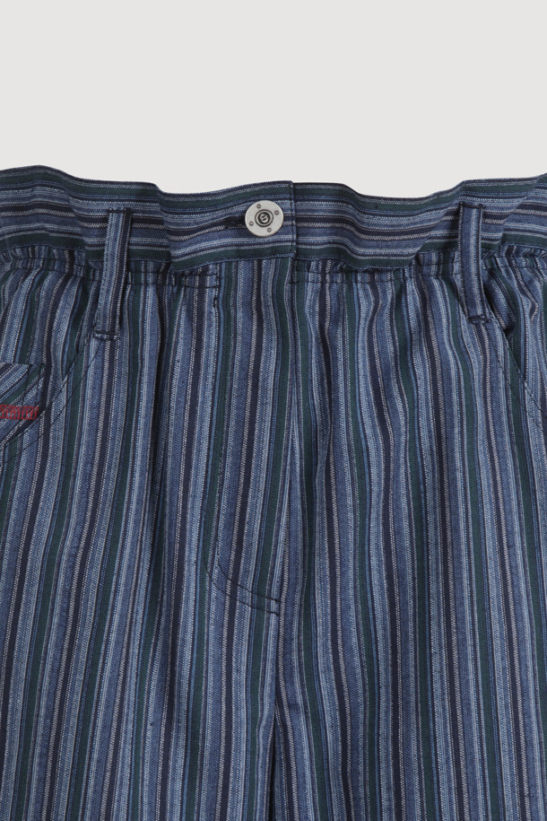 다크 네이비 컬러의 Stripe Inside Banding Shorts는 여름철 시원하게 입기 좋은 여성 숏팬츠입니다. 부드러운 면 소재에 허리 속 밴딩 처리로 편안한 착용감을 제공하며, 컬러 배색 스티치와 스트라이프 패턴이 캐주얼한 스타일을 연출합니다. 레귤러핏으로 제작되어 어떤 상의에도 잘 어울리는 데일리 아이템입니다.
