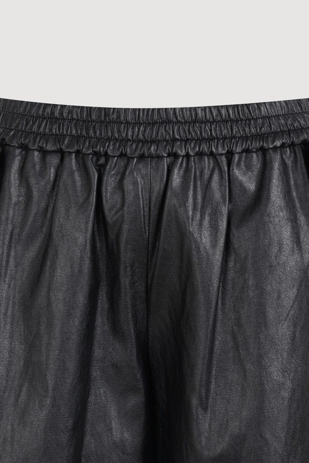 [Re-Order] 페이크 레더 밴딩 미디 팬츠 (블랙)는 부드러운 촉감의 인조 가죽 소재로 제작되어 사계절 내내 활용 가능한 미디 기장의 여성 바지입니다. 루즈핏 실루엣과 밴딩 허리로 편안한 착용감을 선사하며, 캐주얼 및 우아한 스타일을 모두 연출할 수 있습니다. 사이드 프릴 디테일과 뒷 포켓 레터링 자수가 디자인의 포인트를 더해줍니다. 데이트룩, 미니멀, 클래식 스타일을 즐겨 입는 분들께 추천하는 아이템입니다.
