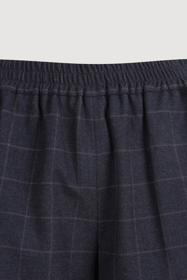프릴 포인트 체크 미디 쇼츠 (네이비)는 여성스러운 무드를 연출하는 미디 기장의 숏팬츠입니다. 데님 소재에 체크 패턴이 더해져 캐주얼하면서도 여성스러운 스타일을 완성합니다. 허리 밴딩으로 편안한 착용감을 제공하며, 여유 있는 루즈핏으로 활동성을 높였습니다. 사이드 프릴 디테일과 뒷 포켓 레터링 자수가 포인트이며, "동네 마실룩", "데이트룩", "쇼핑룩"에 잘 어울립니다. 네이비 컬러로 다양한 상의와 매치하기 용이하며, 이염에 주의하여 착용하십시오.
