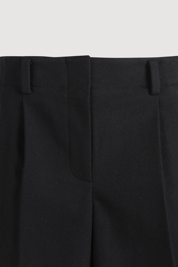 Tuck Point 솔리드 쇼츠 (블랙)는 여성들을 위한 숏팬츠입니다. 울 혼방 소재로 제작되어 봄, 여름에 시원하게 착용할 수 있으며, 루즈핏으로 편안한 착용감을 선사합니다. 미니멀, 클래식, 시크 스타일을 연출하기 좋으며 데이트룩, 모임룩에 적합합니다. 앞 중심 지퍼, 턱 디테일, 뒤 포켓 레터링 자수, 허리 안쪽 배색 디테일로 포인트를 더했습니다. 여유있는 핏으로 트렌디한 스타일을 완성해보세요.
