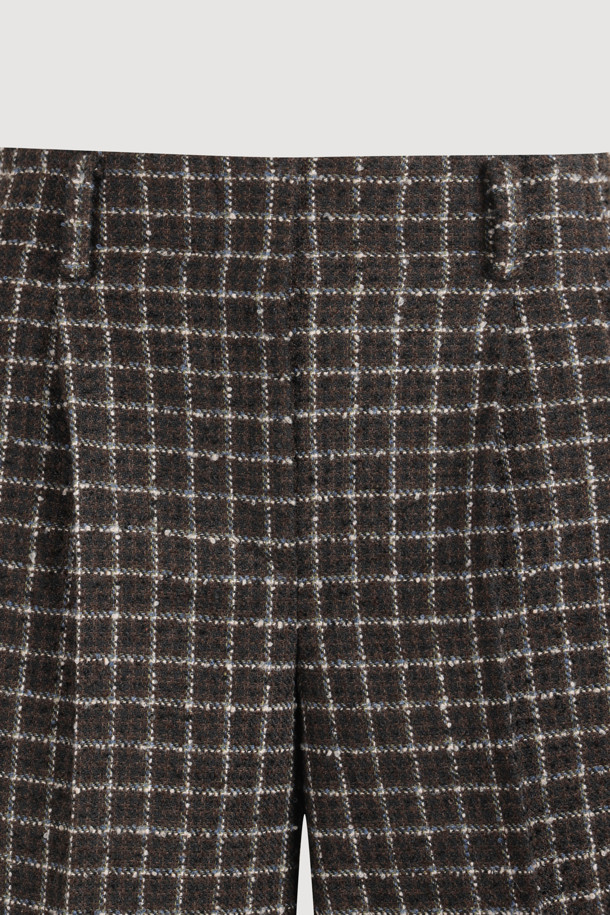 "턱 포인트 솔리드 쇼츠"는 봄, 여름 시즌에 어울리는 여성용 반바지입니다. 멀티 컬러 체크 패턴과 루즈핏으로 클래식하면서도 베이직한 스타일을 연출합니다. 울 소재로 제작되어 고급스러운 느낌을 주며, 허리 안쪽 배색과 뒤 포켓 레터링 자수가 돋보입니다. 앞 중심 지퍼, 턱 디테일이 있으며, 여유있는 핏으로 편안하게 착용 가능합니다. 데이트룩, 모임룩, 비즈니스 캐주얼에 적합하며, 미니멀하고 시크한 스타일을 완성합니다.
