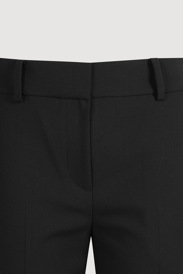 리본 포인트 카프리 쇼츠는 여성용 5부 기장의 슬림핏 버뮤다 숏 팬츠입니다. 일상룩, 데이트룩, 여행룩에 모두 잘 어울리는 캐주얼 스타일의 블랙 색상 반바지로, 사이드 슬릿과 앞 중심 지퍼 디테일이 특징입니다. 벨벳 리본으로 포인트를 주어 미니멀하면서도 클래식한 무드를 연출합니다. 봄, 여름 시즌에 시원하게 착용하기 좋으며, 다양한 상의와 매치하여 스타일리시한 룩을 완성할 수 있습니다.
