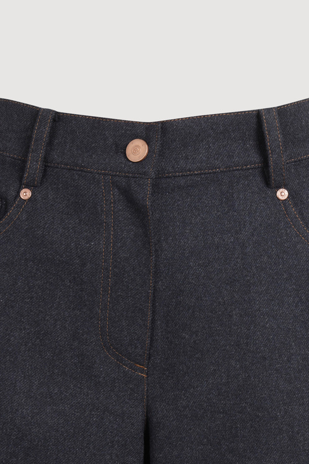 프릴 포인트 버뮤다 쇼츠 (네이비)는 여성 의류로, 캐주얼, 미니멀, 클래식 스타일을 선호하는 분들에게 적합합니다. 데이트룩, 여행룩에 어울리는 세미 A라인 핏의 반바지로, 울 소재 특유의 고급스러운 분위기를 연출합니다. 네이비 컬러에 프릴 디테일이 더해져 여성스러운 포인트를 주며, 앞 중심 지퍼로 편안하게 착용할 수 있습니다. 데님라이크 울 혼방 소재로 제작되었으며, 필링 및 이염에 주의하여 관리해야 합니다.
