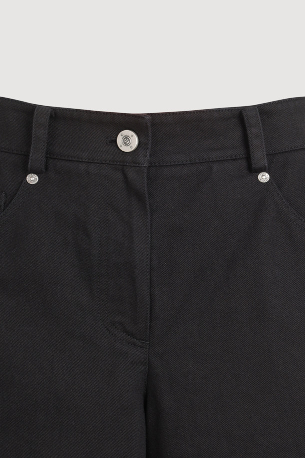 Tape Point 버뮤다 쇼츠 (black)는 편안하고 세련된 스타일을 연출하는 여성용 반바지입니다. 부드러운 면 소재로 제작되어 봄, 여름철에 시원하게 착용할 수 있으며, 캐주얼, 미니멀, 클래식 스타일을 모두 아우릅니다. 무지 디자인에 세미 A라인 핏으로 다리가 길어 보이는 효과를 주며, 앞 중심 지퍼와 양 사이드 레이스 테이프 디테일이 포인트입니다. 바이오 워싱 가공으로 부드러운 촉감을 선사하며, 산책룩과 여행룩에 모두 잘 어울립니다. 블랙 컬러로 어떤 상의와도 매치하기 용이하여 데일리룩으로 활용하기 좋습니다.
