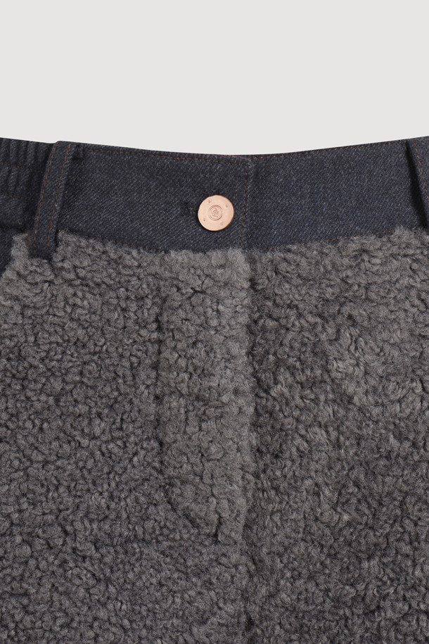 페이크 퍼 믹스 백 밴딩 쇼츠 (멀티 컬러)는 데님라이크 울 혼방 소재와 페이크 퍼의 조화가 돋보이는 여성 숏팬츠입니다. 뒷밴딩 처리로 편안한 착용감을 선사하며, 앞 중심 지퍼 디테일로 깔끔한 디자인을 완성했습니다. 숏 기장과 세미 A라인 핏으로 다리가 길어 보이는 효과를 주며, 두꺼운 두께감으로 가을, 겨울 시즌에 따뜻하게 착용할 수 있습니다. 캐주얼, 클래식, 미니멀 스타일을 모두 소화 가능하며 모임룩, 연말 모임룩으로도 활용하기 좋습니다. 부드러운 촉감과 멀티 컬러 배색으로 개성 있는 스타일을 연출해보세요. 단, 필링에 주의하여 관리해야 합니다.
