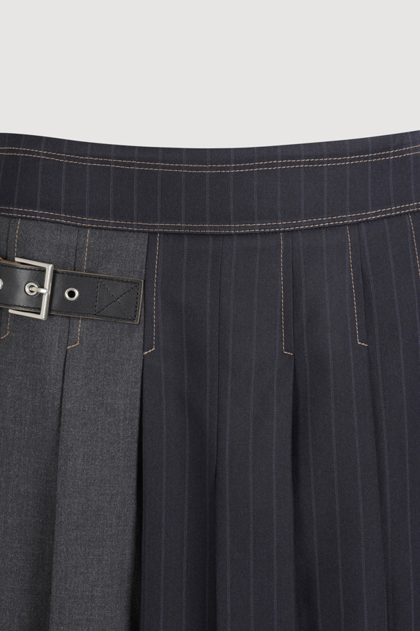 Color Mix 플리츠 쇼츠 (멀티 컬러)는 봄, 여름 시즌 우아하고 세련된 스타일을 연출하는 여성용 숏팬츠입니다. 멀티 컬러 스트라이프 패턴과 A라인 핏으로 경쾌하고 시원한 분위기를 자아냅니다. 휴가룩, 리조트룩, 바캉스룩에 적합하며, 클래식, 미니멀 스타일을 즐기는 분들께 추천합니다. 주름 디테일과 비죠 장식이 더해져 섬세함을 더했습니다. 세미 핏으로 편안하게 착용 가능하며, 일상에서도 멋스럽게 연출할 수 있습니다.
