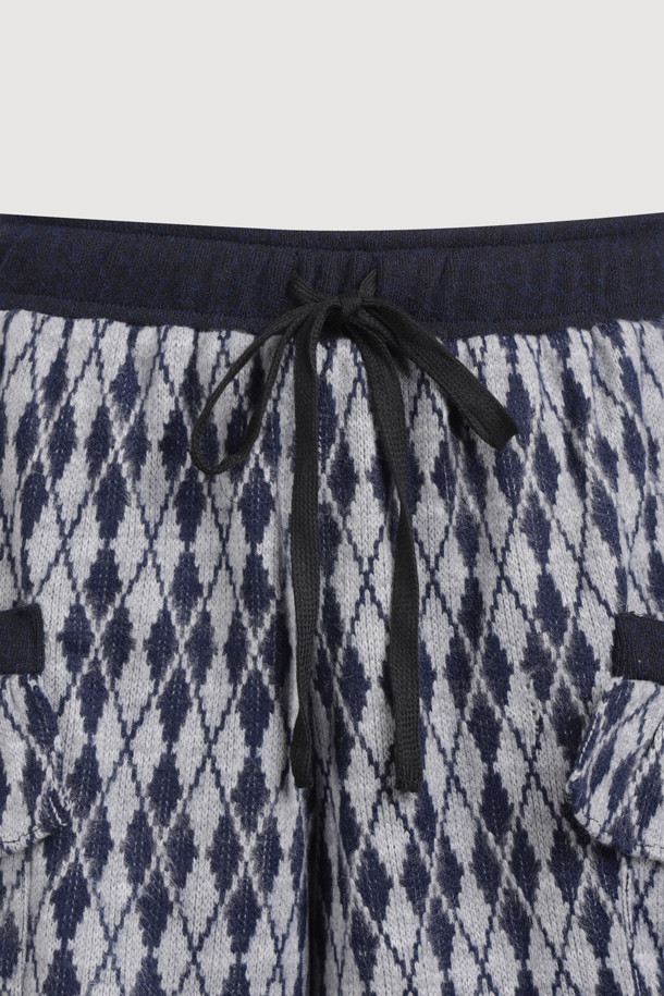 아르가일 밴딩 쇼츠 (네이비)는 부드러운 기모 소재와 루즈핏으로 편안한 착용감을 선사하는 여성 숏팬츠입니다. 캐주얼, 미니멀, 클래식 스타일을 아우르며, 집콕룩과 산책룩에 모두 잘 어울립니다. 허리 배색 디테일과 포켓 프릴 장식, 레터링 자수가 돋보이며, 아가일 패턴이 포인트를 더합니다. 두꺼운 두께감으로 겨울철에도 따뜻하게 입을 수 있으며, 밴딩 처리로 편안함을 더했습니다. 단, 필링에 주의하여 관리해야 합니다.
