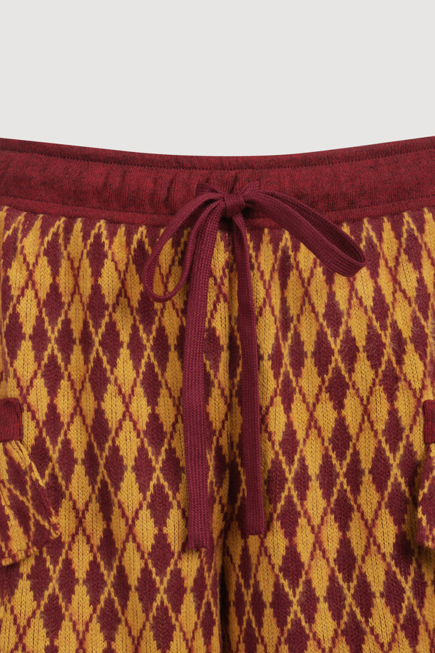 아르가일 밴딩 쇼츠(와인)는 포근한 기모 안감으로 따뜻함을 더한 여성용 반바지입니다. 캐주얼, 미니멀, 클래식 스타일을 아우르는 디자인으로, 집콕룩과 산책룩 모두에 잘 어울립니다. 와인 컬러에 아가일 패턴이 더해져 포근하고 부드러운 느낌을 주며, 루즈핏으로 편안한 착용감을 선사합니다. 허리 배색과 포켓 프릴 디테일, 레터링 자수 포인트가 돋보이며, 밴딩 처리로 편안함을 더했습니다. 겨울철, 스타일리시하고 따뜻하게 연출해보세요.
