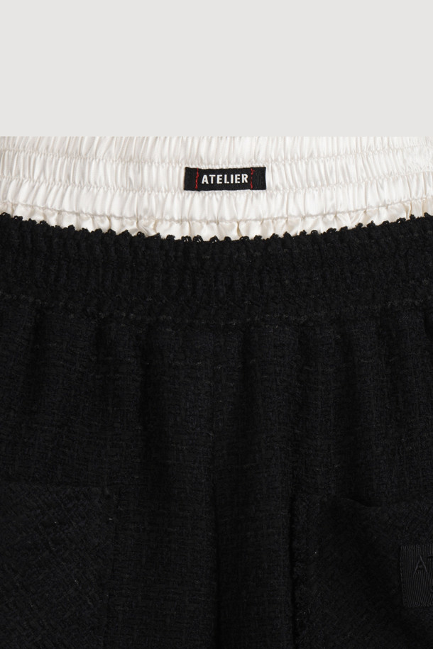[Atelier] 오비 포인트 밴딩 트위드 쇼츠 (블랙)는 여성스러운 실루엣을 연출하는 숏팬츠입니다. 클래식하고 유니크한 스타일을 원하는 분들께 추천하며, 봄, 여름 시즌에 착용하기 좋습니다. 세미 A라인 핏과 중간 두께감의 트위드 소재로 제작되어 편안하면서도 고급스러운 분위기를 자아냅니다. 이중 오비 디테일과 앞 포켓, 아틀리에 자수 및 라벨 디테일이 섬세함을 더합니다. 데이트룩, 카페룩, 모임룩 등 다양한 TPO에 활용하여 클래식, 미니멀, 시크한 스타일을 완성해보세요.

