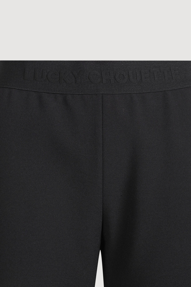 [Atelier] 바이커 밴딩 쇼츠 (블랙)는 여성들을 위한 일상복으로, 여름철 시원하게 착용할 수 있는 숏 기장의 바이커 쇼츠입니다. 부드러운 스판덱스 소재로 제작되어 슬림핏을 연출하며, 허리 밴딩과 밑단 턱 디테일, 옆라인 지퍼 디테일로 편안함과 스타일을 동시에 잡았습니다. 허리 레터링 포인트가 특징이며, 캐주얼, 스트릿, 스포티한 스타일을 모두 소화할 수 있습니다. 동네 마실룩, 피트니스룩, 바캉스룩 등 다양한 TPO에 레이어드하여 개성 있는 연출이 가능합니다.
