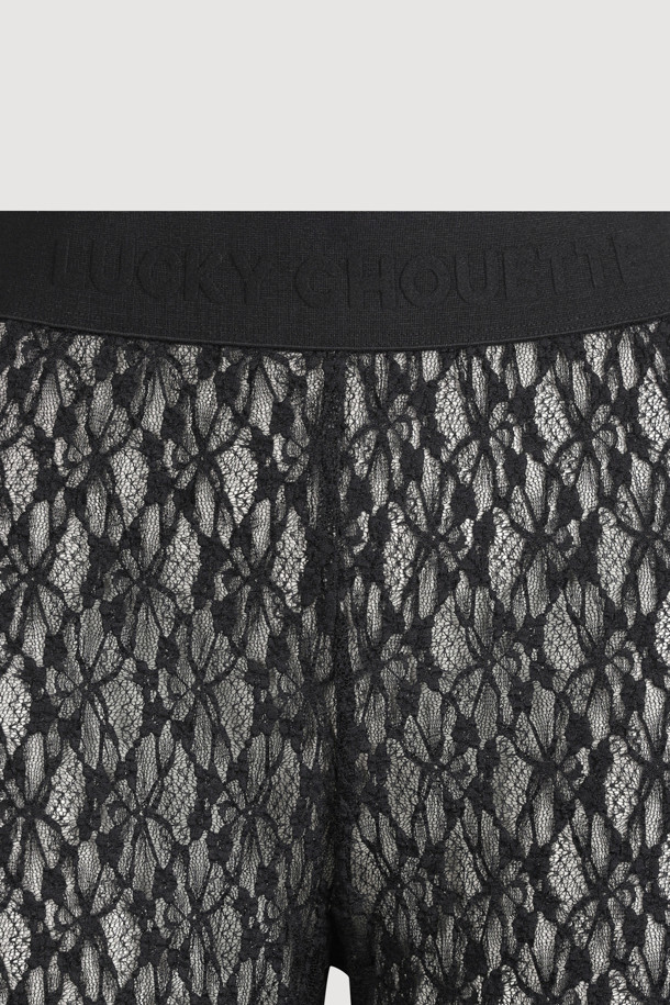 [Atelier] 바이커 밴딩 쇼츠 (멀티 컬러)는 유니크하고 캐주얼한 스타일을 연출해주는 무릎 기장의 슬림핏 숏팬츠입니다. 옆라인 지퍼 디테일과 허리 레터링, 밑단 턱 디테일이 특징이며, 신축성 있는 소재와 레이스 소재가 사용되어 편안한 착용감을 제공합니다. 밴딩 처리로 더욱 활동적이며, 레이어드하여 다양한 스타일을 연출할 수 있습니다. 일상, 동네 마실룩, 휴가룩 등 다양한 TPO에 활용하기 좋은 아이템입니다. 멀티 컬러 디자인으로 개성 있는 스타일을 완성해 보세요.
