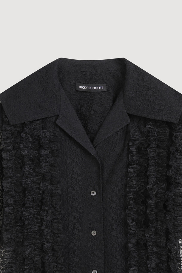 레이스 프릴 반소매 블라우스 (블랙)는 여성스러운 매력을 강조하는 블라우스입니다. 클래식하고 페미닌한 스타일로, 데이트룩, 카페룩, 모임룩에 잘 어울립니다. 얇은 두께의 블랙 컬러 레이스 소재로 제작되어 시원하고 은은한 분위기를 연출합니다. V넥 라인과 일자핏 디자인으로, 프릴 디테일과 러플 장식이 더해져 로맨틱한 무드를 선사합니다. 앞면 버튼 여밈으로 간편하게 착용할 수 있습니다.
